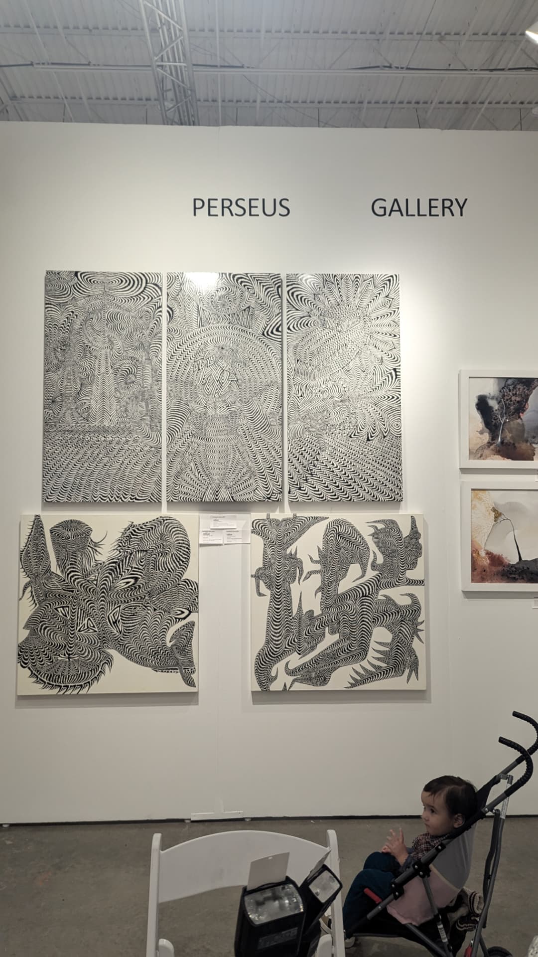 Obras expuestas en Perseus Gallery durante una feria de arte